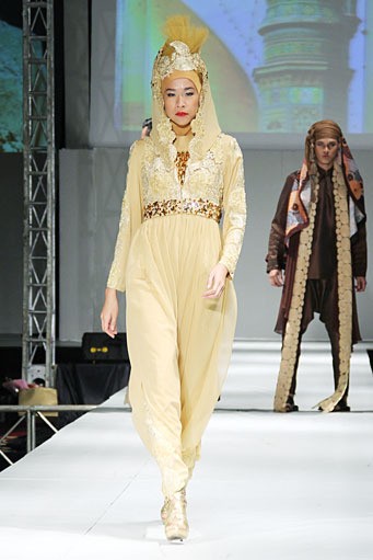Toera Imara Wanderlust of Cyrus. IPBM [Ikatan Perancang Busana Muslim] Jabar collection 2013 Fashion & Art at The Trans Luxury Hotel. Bandung. [Foto: Mohammad Abduh/Wolipop]