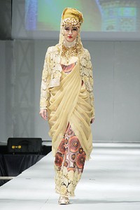 Toera Imara Wanderlust of Cyrus. IPBM [Ikatan Perancang Busana Muslim] Jabar collection 2013 Fashion & Art at The Trans Luxury Hotel. Bandung. [Foto: Mohammad Abduh/Wolipop]