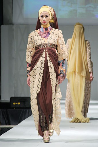Toera Imara Wanderlust of Cyrus. IPBM [Ikatan Perancang Busana Muslim] Jabar collection 2013 Fashion & Art at The Trans Luxury Hotel. Bandung. [Foto: Mohammad Abduh/Wolipop]