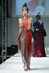 Ahmad Zaki Everlasting Love Devotion. IPBM [Ikatan Perancang Busana Muslim] Jabar collection 2013 Fashion & Art at The Trans Luxury Hotel. Bandung. [Foto: Mohammad Abduh/Wolipop]