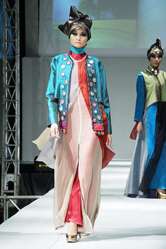 Ahmad Zaki Everlasting Love Devotion. IPBM [Ikatan Perancang Busana Muslim] Jabar collection 2013 Fashion & Art at The Trans Luxury Hotel. Bandung. [Foto: Mohammad Abduh/Wolipop]