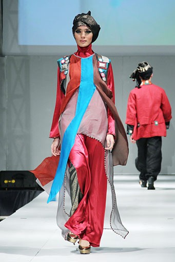 Ahmad Zaki Everlasting Love Devotion. IPBM [Ikatan Perancang Busana Muslim] Jabar collection 2013 Fashion & Art at The Trans Luxury Hotel. Bandung. [Foto: Mohammad Abduh/Wolipop]