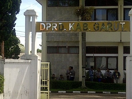 Puluhan Polisi Jaga Kantor Pemerintahan Garut