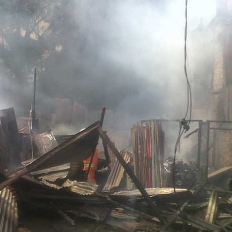 3 Toko Besi Bekas Terbakar di Pondok Kelapa, Lalin Macet
