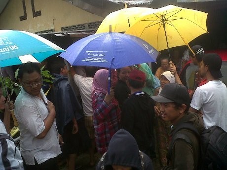 Buk! Tersangka Pembunuhan Desainer Rio Dipukul Warga