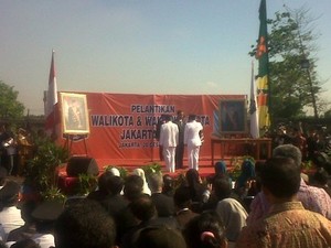 Di Panggung Sederhana di Tengah Kampung, Jokowi Lantik Walikota Jaktim
