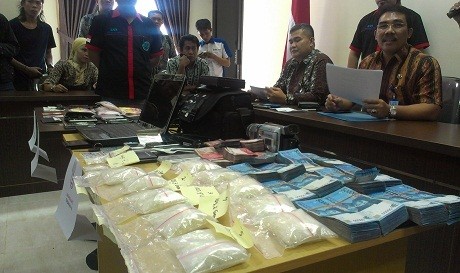 Polisi Temukan 1/2 Kg Sabu & Senpi di Komplotan Penipu Asal Taiwan