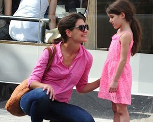 Katie Holmes Hadiahi Suri Rumah Mainan Rp 232 Juta Saat Natal