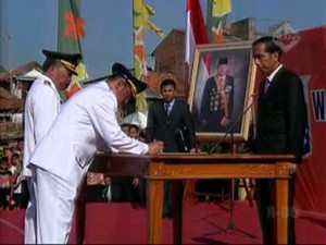 Unik, Jokowi Lantik Walikota di Lapangan