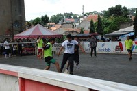 Pertandingan street soccer antara wartawan kesehatan melawan tim dari Rumah Cemara digelar di kolong jembatan Flyover Pasopati, Bandung, Rabu (19/12/2012) atas undangan dari Kementerian Kesehatan. Sebagian dari para pemain adalah pengidap HIV. (Foto: Puskomlik Kemenkes)