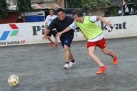 Penularan HIV terjadi melalui kontak cairan tubuh tertentu yakni darah, sperma, lendir vagina, cairan rektal (anus), serta air susu ibu. Sejauh ini tidak ada bukti bahwa keringat bisa menularkan virus tersebut, sehingga kontak fisik seperti bersalaman dan main bola bersama tidak berbahaya. (Foto: Puskomlik Kemenkes)