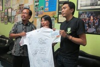 Penggunaan jarum suntik yang tidak steril atau bergantian, serta berhubungan seks dengan pengidap tanpa menggunakan pengaman adalah aktivitas yang berisiko menularkan HIV. Penularan pada ibu rumah tangga dan anak-anak biasanya terjadi karena suami memiliki perilaku berisiko dan anak istrinya yang tidak tahu apa-apa jadi ikut terkena imbasnya. (Foto: Humas Rumah Cemara menerima kaos berisi kesan dan pesan dari wartawan kesehatan dan perwakilan Kemenkes / detikHealth)