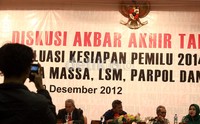 Para narasumber memaparkan pandanganya soal evaluasi persiapan Pemilu 2014.