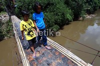 Kini warga sudah bisa melintasi jembatan tersebut.