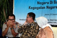 Waka Polri Komjen Nanan Sukarna berbincang dengan Wakil Ketua MPR Lukman Hakim Syaefudin dan Guru Besar UIN Ciputat Musdah Mulia disela-sela diskusi.