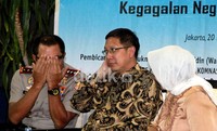 Waka Polri Komjen Nanan Sukarna berbincang dengan Guru Besar UIN Ciputat Musdah Mulia disela-sela diskusi.