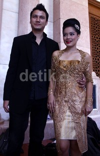 Titi Kamal hadir dibalut kebaya bernuansa gold yang didampingi oleh sang suami Christian Sugiono. Ramses/detikHot.