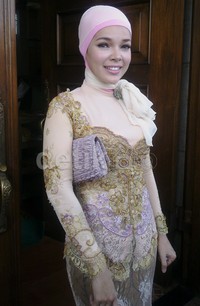 Dewi Sandra tampil dengan penampilan baru dengan memakai jilbab. Mauludi/detikHOT.