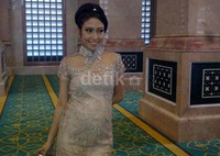 Ayu Dewi cantik saat ditemui di Masjid Kubah Emas, Cinere, Depok. Mauludi/detikHOT.