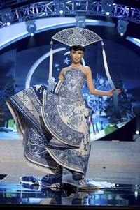 Miss China Ji Dan Xu mengenakan kostum tradisional berwarna kombinasi putih dan biru, lengkap dengan gambar bunga lotus dan naga. Reuters/Darren Decker.