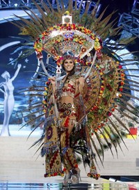 Karina Gonzalez dari Mexico tampil memukau dengan kostum nasionalnya yang dihiasi dengan bulu burung merak. Reuters/Darren Decker.
