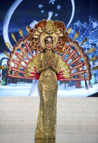 Sabrina Herft perwakilan dari Sri Lanka tampil menawan dengan gaun gold-nya. Reuters/Darren Decker.