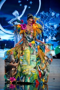 Kostum nasional yang dikenakan Miss Brazil Gabriela Markus sangat menggambarkan negaranya yang kaya akan alam. AFP/Darren Decker.