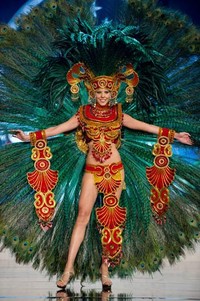 Miss Panama Stephanie Vander Werf tampil seperti burung merak. AFP/Darren Decker.