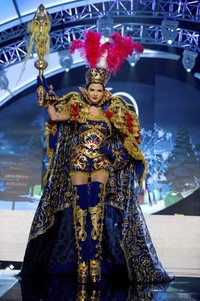 Nicole Faveron perwakilan dari Peru mengenakan kostum nasional bernuansa biru-gold. Reuters/Darren Decker.