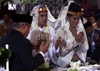 Olla terlihat beberapa kali menitikkan air mata saat meminta izin kepada sang ayah Muhammad Ramlan sebelum ijab kabul. Ramses/detikFoto.