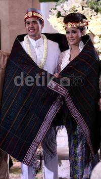 Setelah akad nikah, ada prosesi pemakaian ulos yang merupakan khas adat Batak. Ramses/detikFoto.