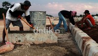 Sejumlah pekerja melakukan pembangunan Jakarta Outer Ring Road West 2 (JORR W2) Seksi 3 Joglo - Ulujami di kawasan Joglo, Jakarta Barat, Rabu (19/12).