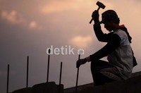 Kuli bangunan tengah mengerjakan jalan tol Jakarta Outer Ring Road West 2 (JORR W2) Seksi 3 Joglo - Ulujami, Rabu (19/12).