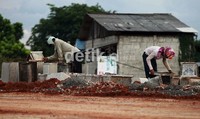 Minimnya regulasi yang mengatur kedudukan sektor  informal dalam struktur ketenagakerjaan di Indonesia mengakibatkan tenaga kerja informal tidak memiliki status hukum yang kuat.