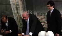 Penandatanganan kerjasama dilakukan oleh Direktur Operasional PT Persero, Ketut Darmawan (kiri), dan Project Manager The Bloomington KVR, Wolfram Sigmeth, disaksikan oleh Direktur PT Lippo Karawaci, Jopy Rusli.