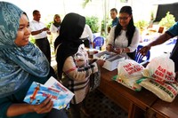 Warga menukar kupon dengan paket sembako yang diinginkan. Agus Trimukti/Humas PLN.