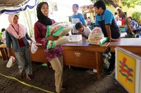 Dalam pasar murah ini, perpaket sembako yang terdiri dari beras, minyak goreng, dan gula pasir dijual dengan harga Rp 30 ribu. Agus Trimukti/Humas PLN.