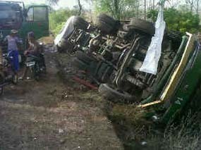 Hindari Tabrakan, Truk Bermuatan Pupuk Malah Terguling