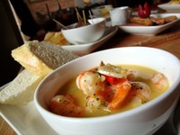 Gambas al ajillo, udang gemuk dengan kuah butter, white wine, dan bawang putih.