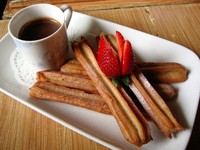 Churros con chocolate dengan saus dark chocolate leleh.