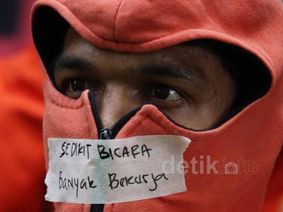 Suporter Persija Lakukan Aksi Tutup Mulut