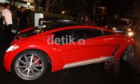 Dahlan menyempatkan diri menjajal mobil tersebut menuju Bandara Soekarno-Hatta.