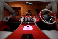 Ruang kabin 'Ferrari' listrik milik Dahlan Iskan juga didominasi warna merah.