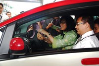 Direktur Utama Pertamina Karen Agustiawan mencoba mengendarai Mitsubishi i-MiEV.