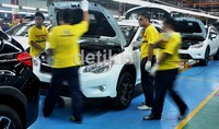Sebelum dikeluarkan dari pabrik perakitannya, produk mobil Subaru XV terlebih dahulu diperiksa secara teliti oleh tim quality control Subaru.