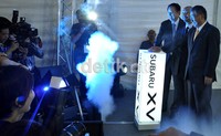 Deputi Menteri Perdagangan Internasional dan Industri Malaysia, Dato Makhriz Tun Mahathir diapit oleh perwakilan Subaru dan Tan Chong memencet tombol peluncuran Subaru XV rakitan Malaysia.