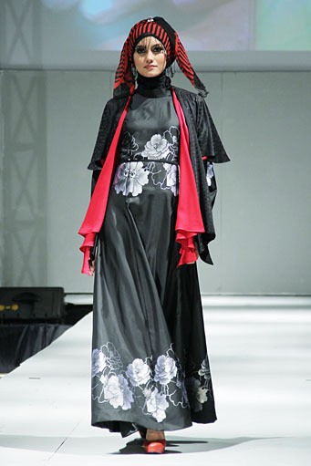 Ernie Kosasih Truly Elegan. IPBM [Ikatan Perancang Busana Muslim] Jabar collection 2013 Fashion & Art at The Trans Luxury Hotel. Bandung. [Foto: Mohammad Abduh/Wolipop]