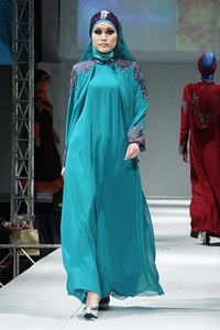 Fenny Sofia My Angel. IPBM [Ikatan Perancang Busana Muslim] Jabar collection 2013 Fashion & Art at The Trans Luxury Hotel. Bandung. [Foto: Mohammad Abduh/Wolipop]