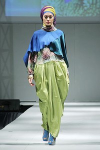 Meeta Fauzan Magnificent Nature. IPBM [Ikatan Perancang Busana Muslim] Jabar collection 2013 Fashion & Art at The Trans Luxury Hotel. Bandung. [Foto: Mohammad Abduh/Wolipop]