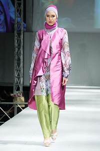 Meeta Fauzan Magnificent Nature. IPBM [Ikatan Perancang Busana Muslim] Jabar collection 2013 Fashion & Art at The Trans Luxury Hotel. Bandung. [Foto: Mohammad Abduh/Wolipop]